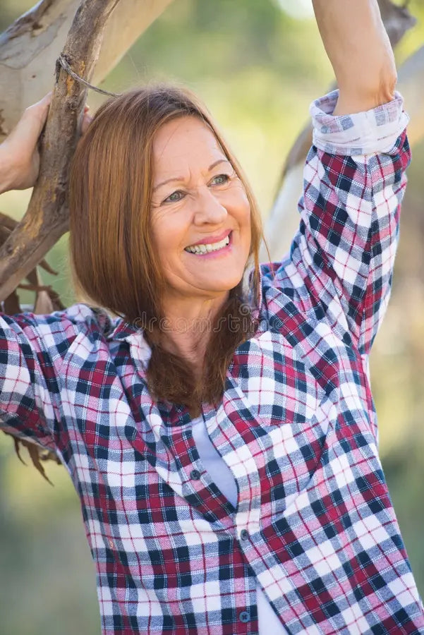 files/portret-femeie-atrgtoare-i-in-varst-din-ar-rural-purtand-cma-de-care-se-d-relaxat-cu-zambetul-93991446.webp
